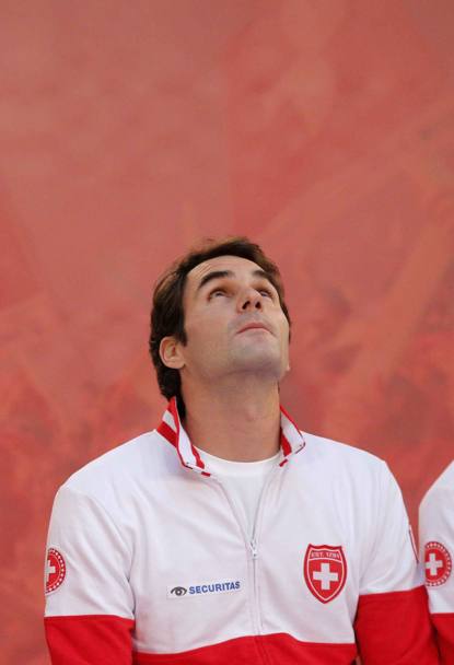 Lo sguardo di Roger Federer rivolto al cielo, in attesa di Francia - Svizzera di Coppa Davis (Ap)